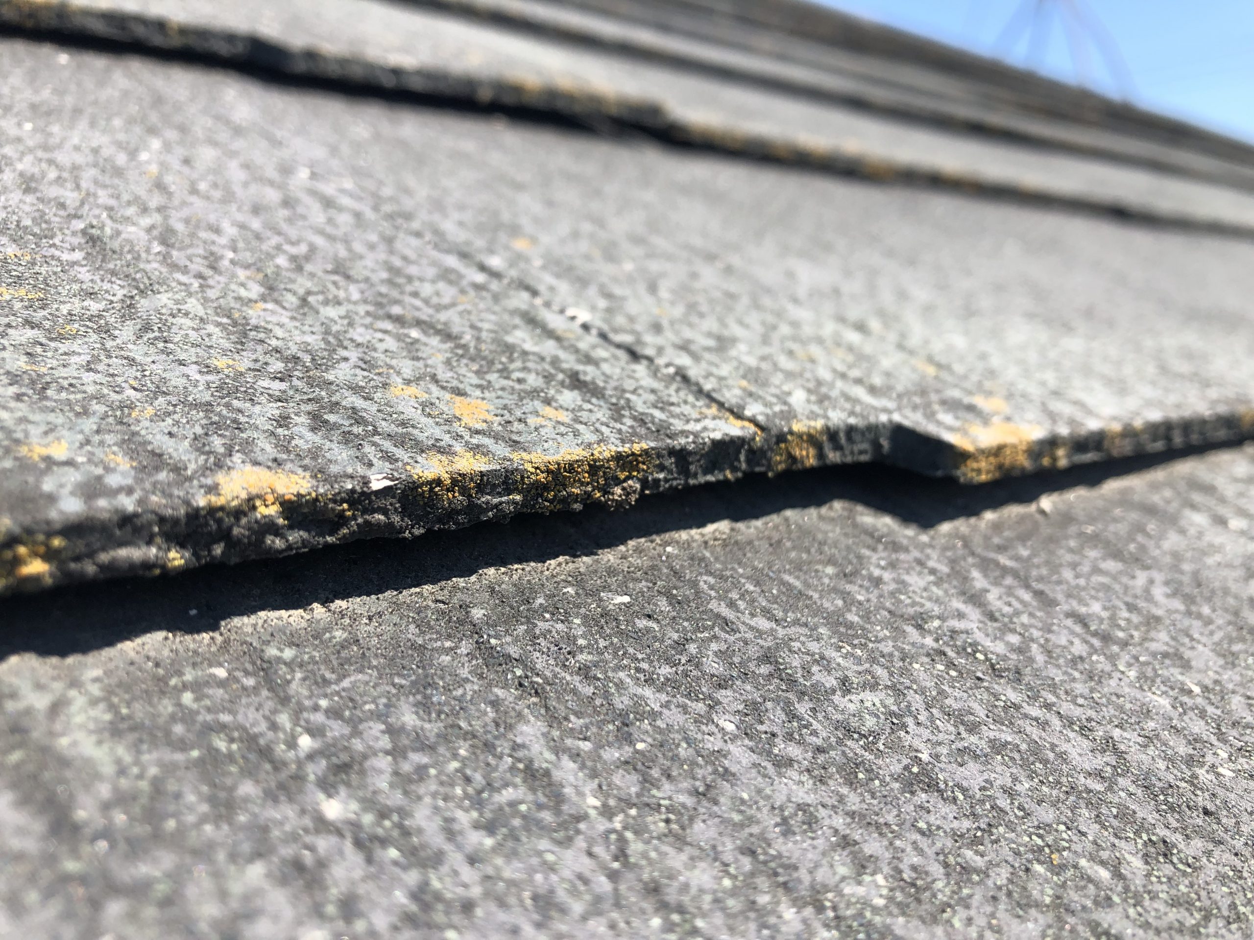 古いスレート屋根材