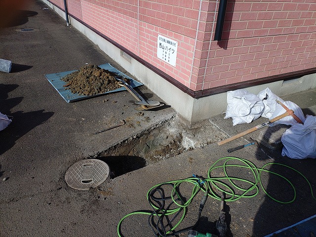 アスファルトの解体と掘削作業