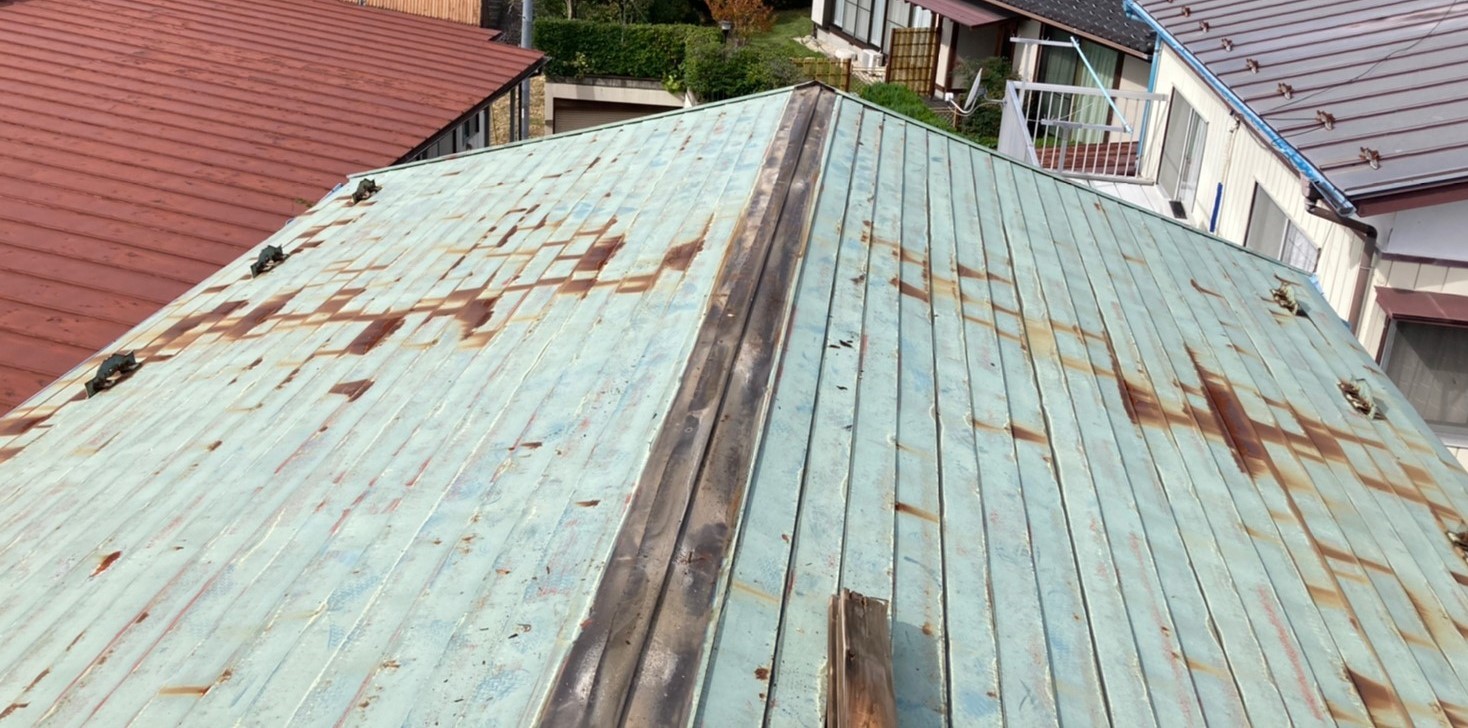 既存の棟板金をはがした