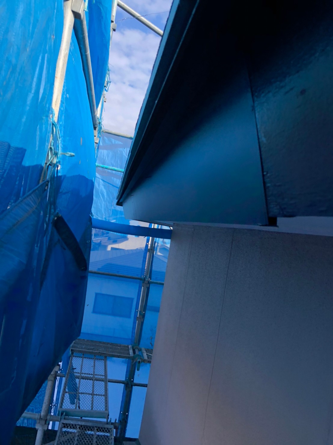 破風取り付け中