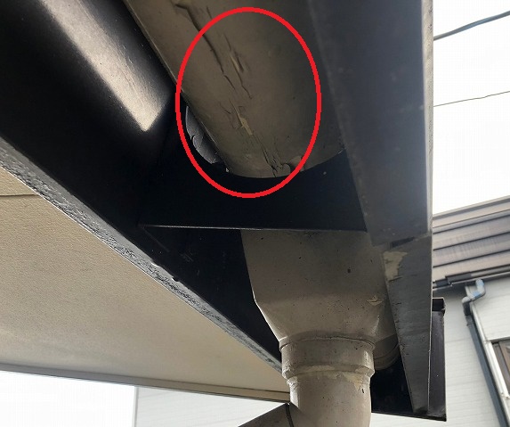 雨樋　塗膜の剝がれ