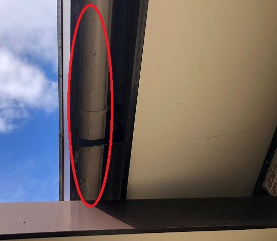 軒樋　塗膜の剝がれ