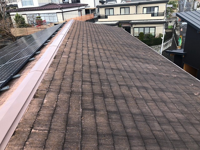 塗膜が剝がれている屋根