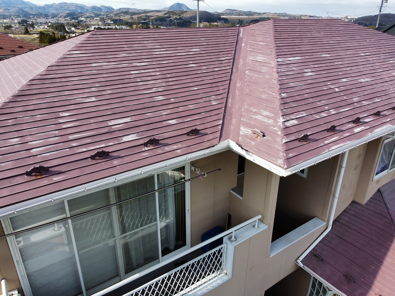 古い傷んだ金属屋根