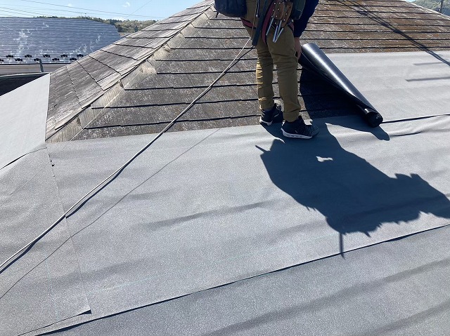 ルーフィングを張る職人