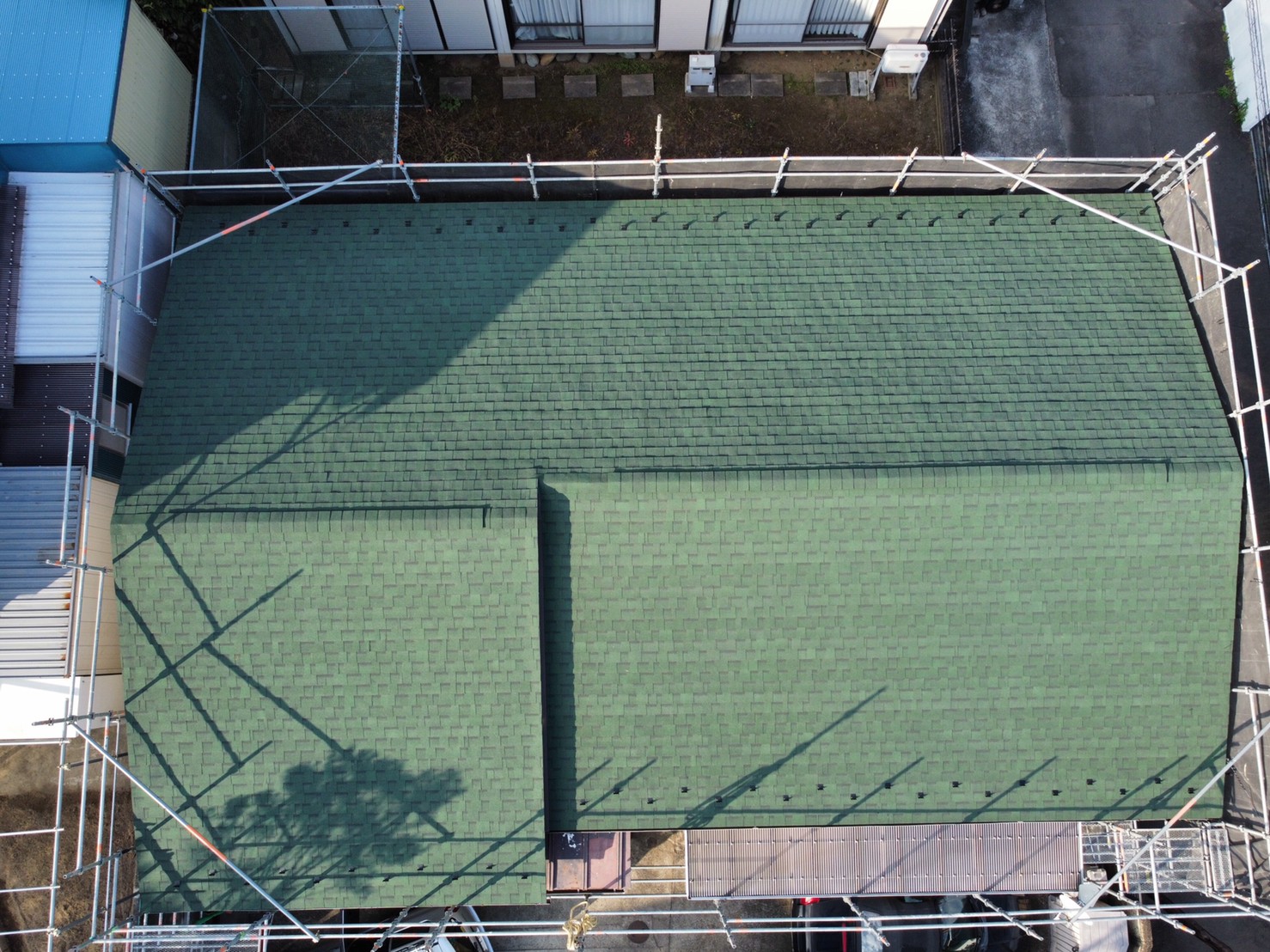 施工後のキレイなシングル屋根・全景