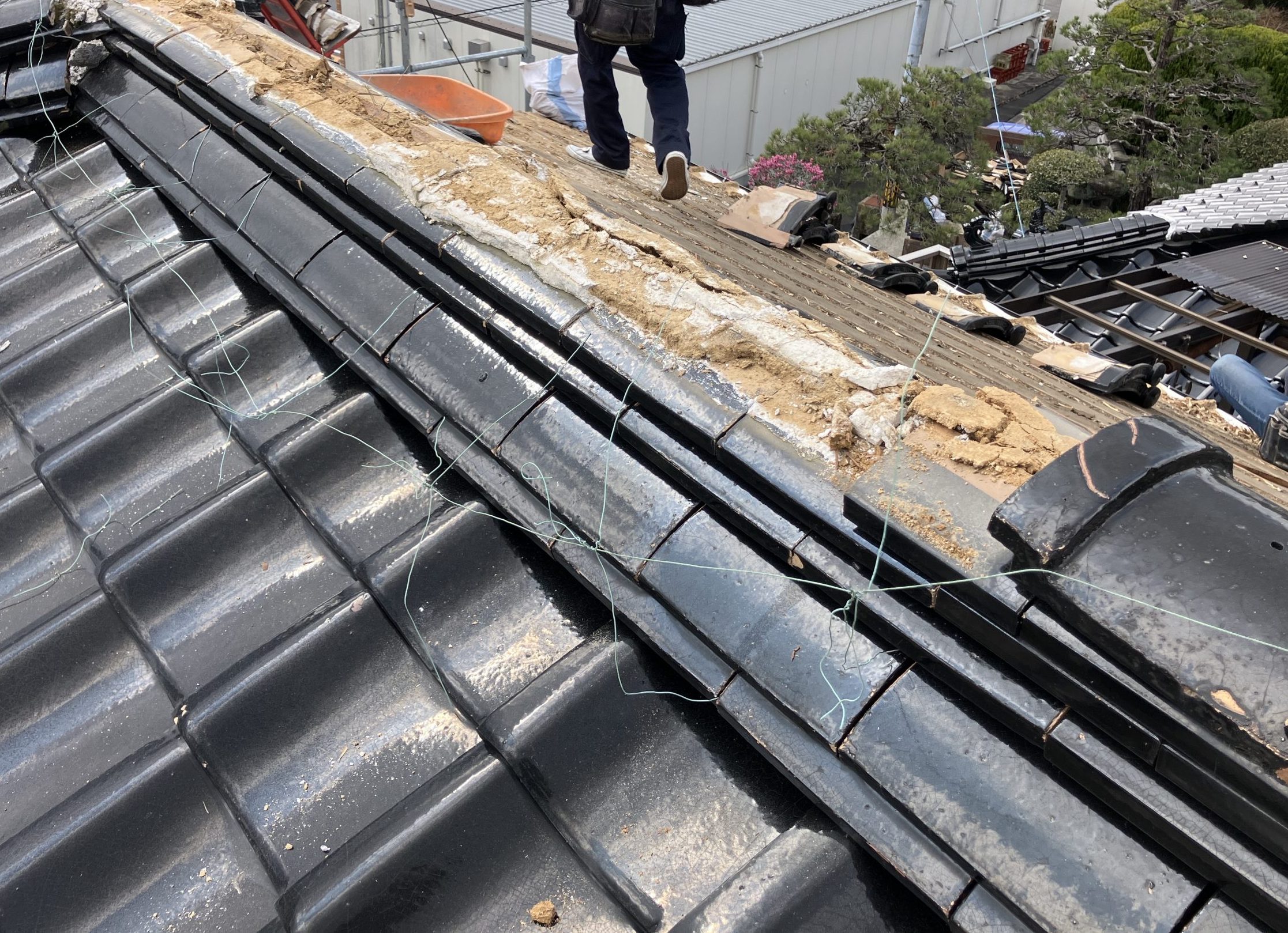 既存瓦の撤去作業