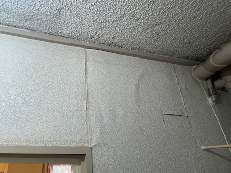 クロスの剥がれや浮きが見られます