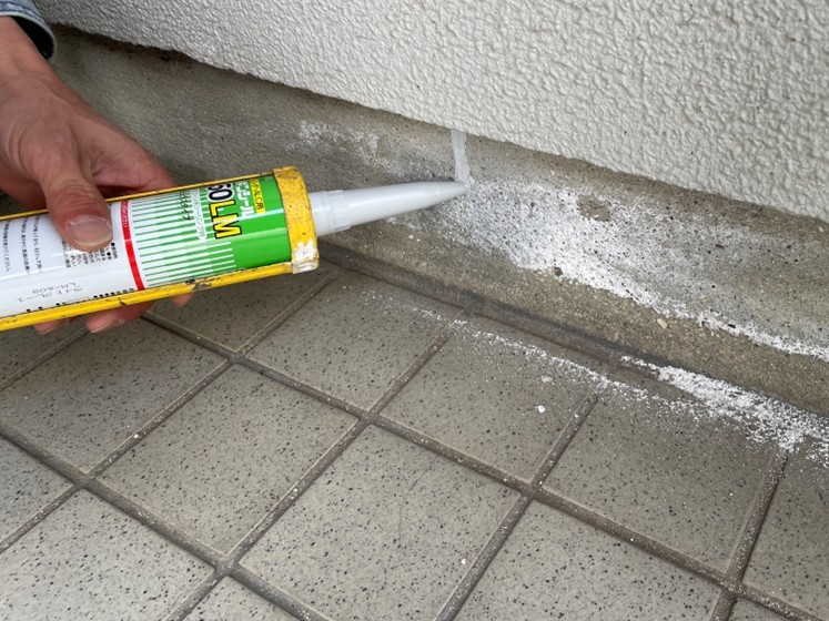 ひび割れ部分にシーリング補修を行います