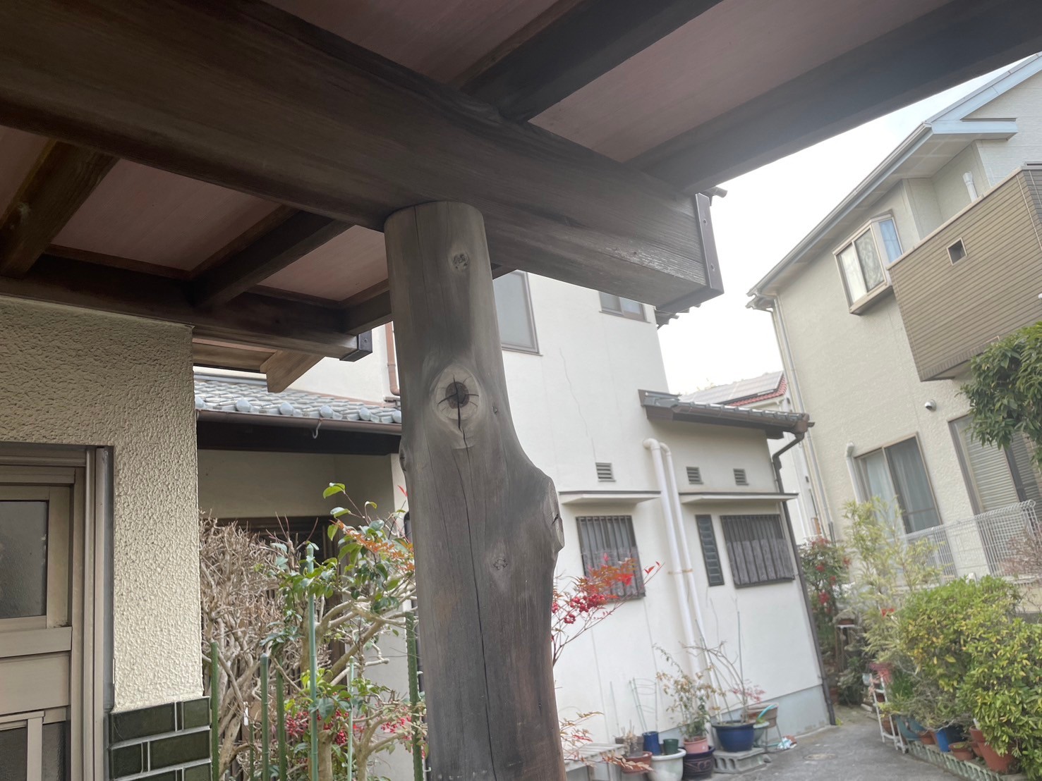玄関ポーチの柱　取替