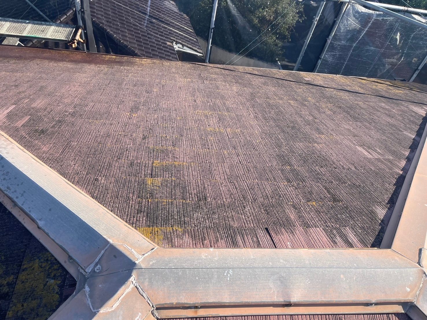 屋根に上がってみると劣化状況が分かりやすいですね