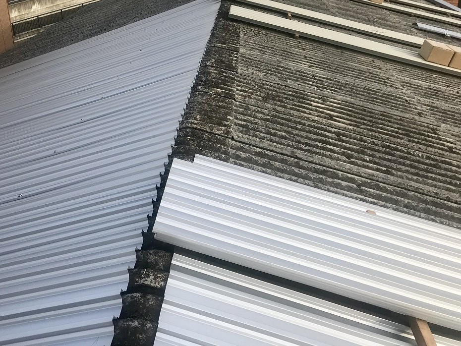 カバー工法による新規屋根材の設置