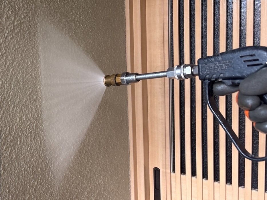 外壁や付帯部の汚れを落とす高圧洗浄作業