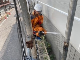 高圧洗浄を行います