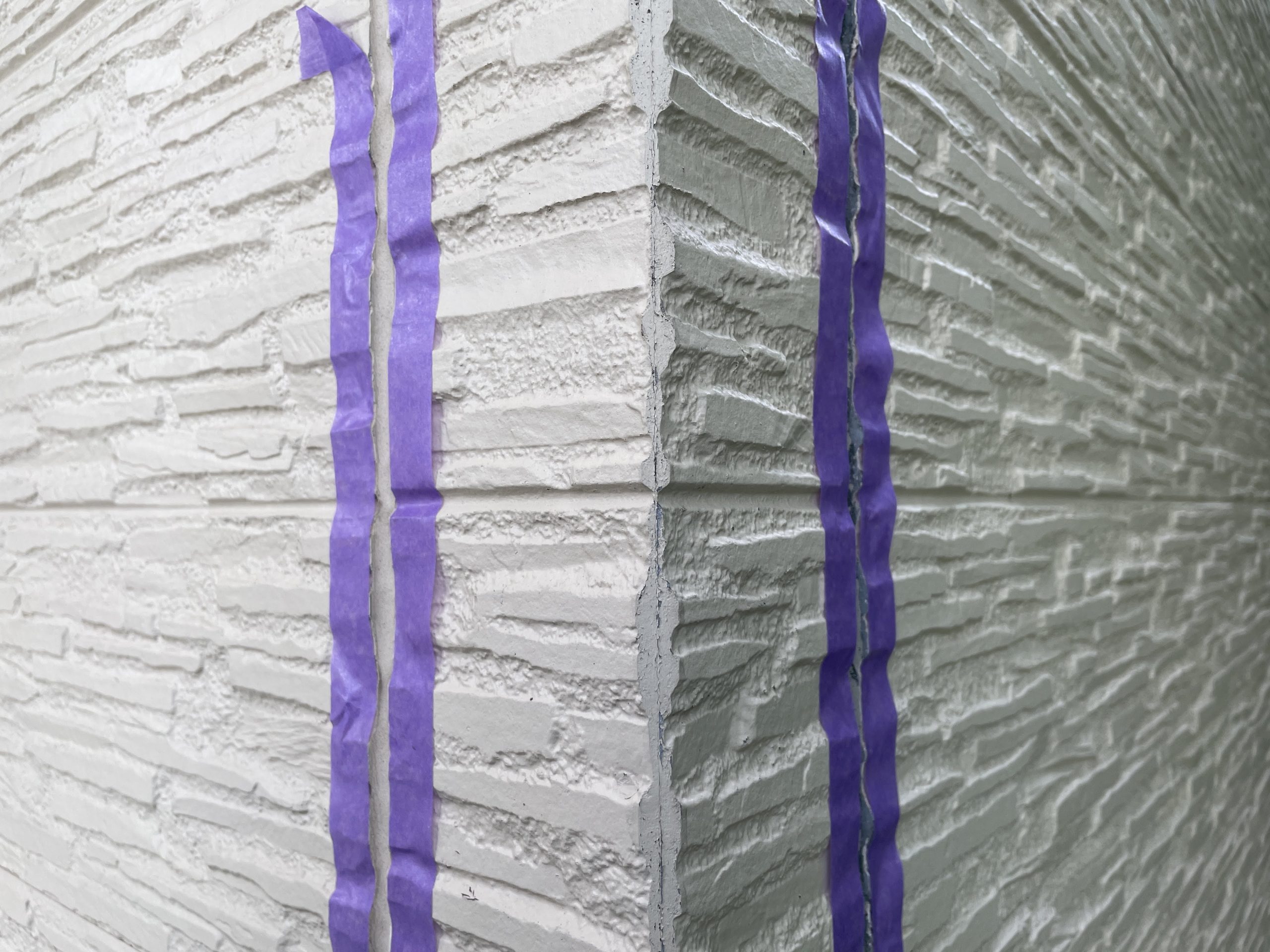 マスキングテープで仕上がりラインを整える