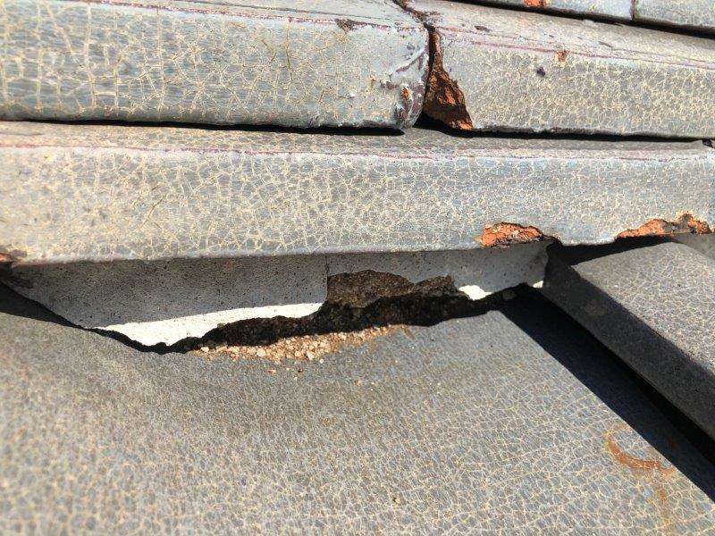 漆喰が剥がれ、内部の葺き土が露出していました