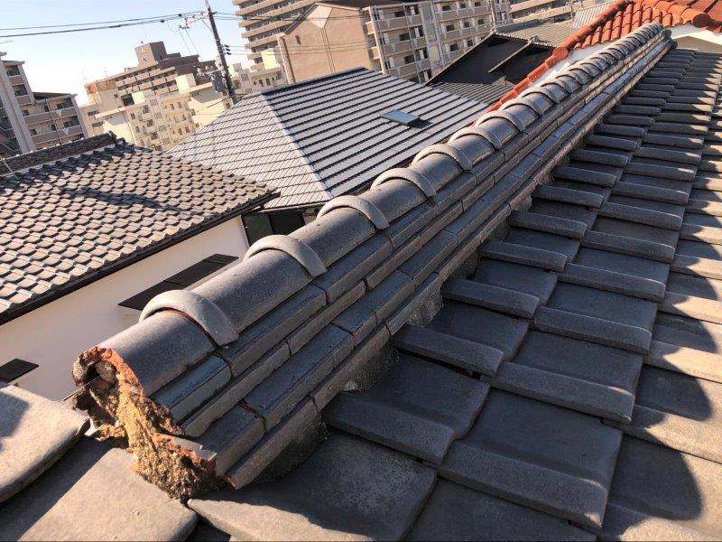 棟の端部が崩れ、内部の葺き土が露出していました