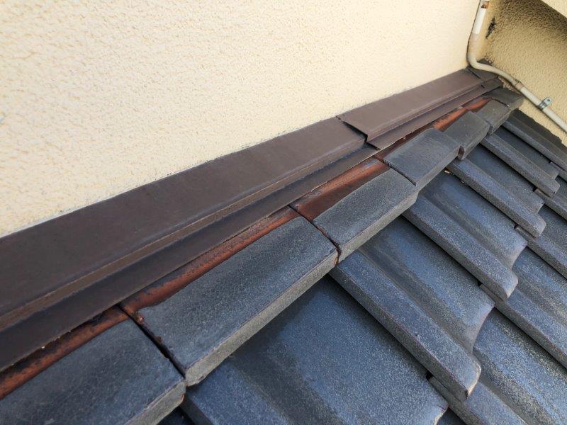 瓦がズレて段差が生じている状態