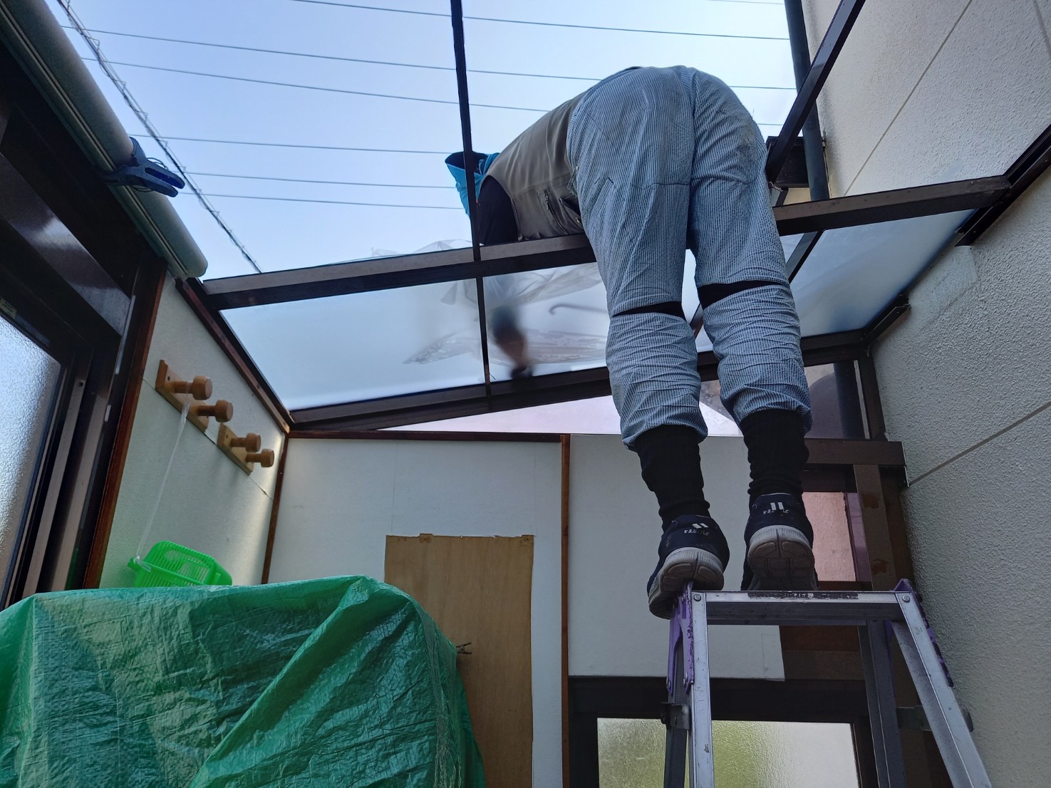 新しいポリカ屋根材の設置