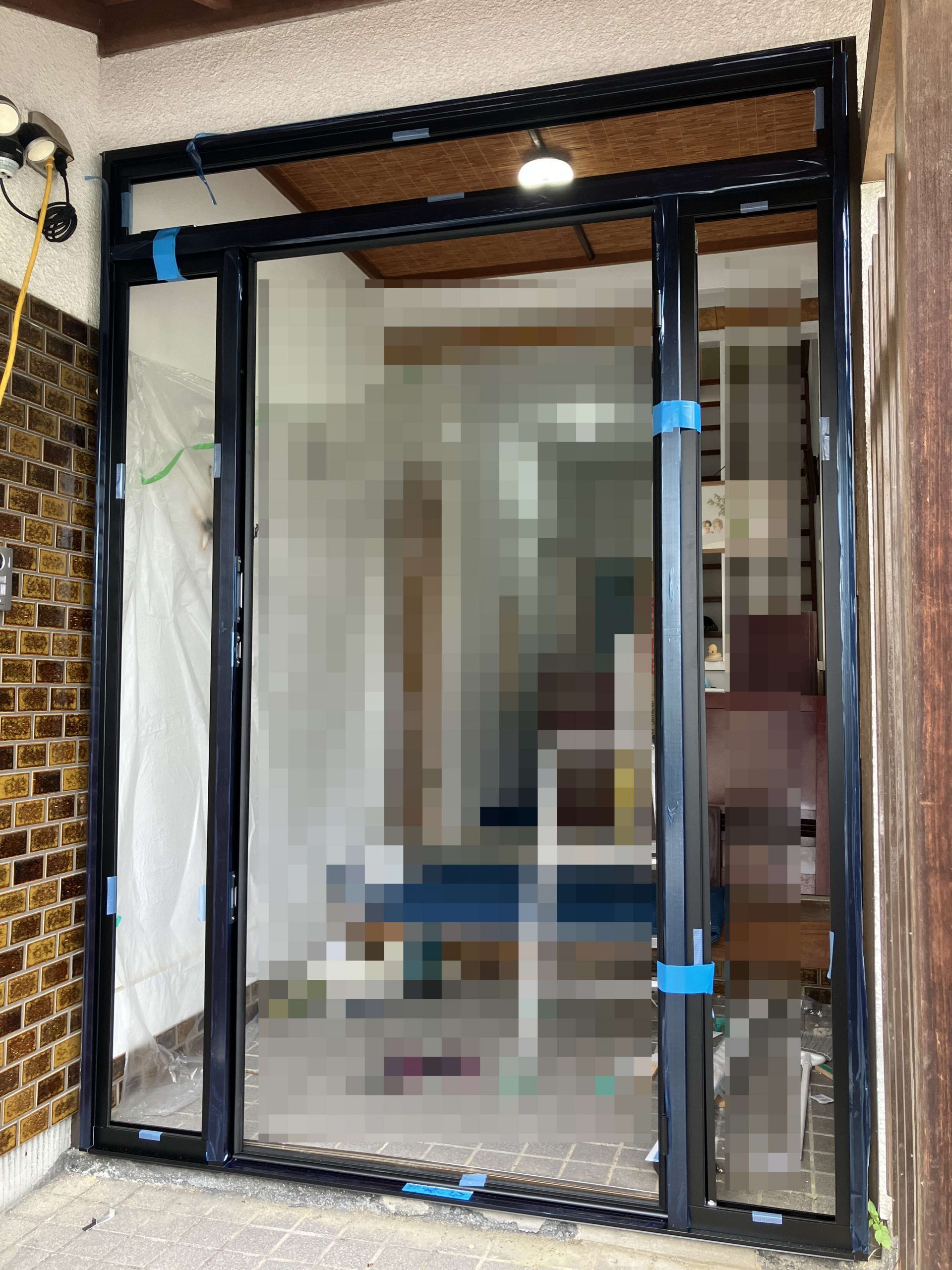 既存の枠を撤去し新しい窓枠を取り付けます