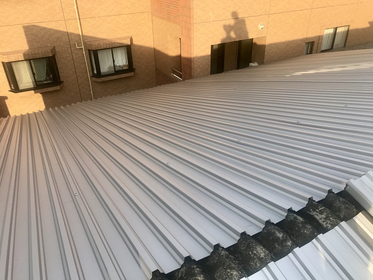 新しい屋根材の施工