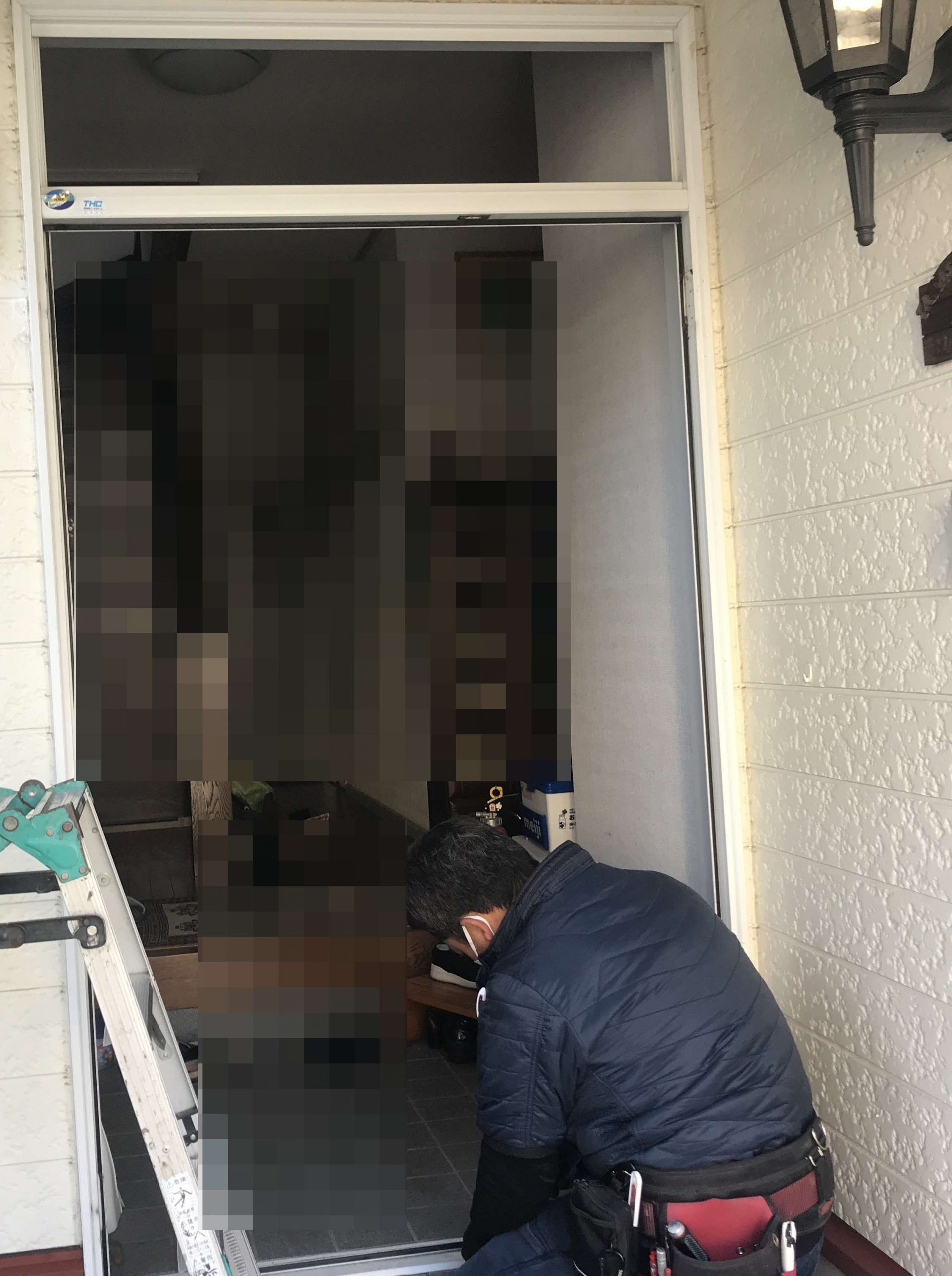 既存玄関ドアを撤去します