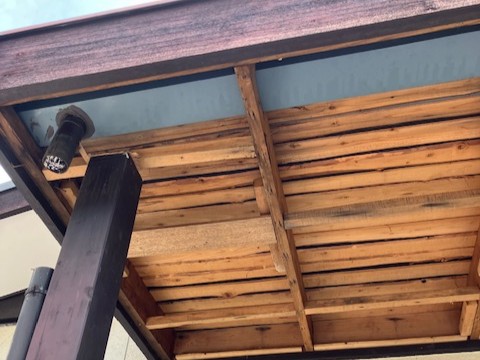 既存軒天材撤去後です