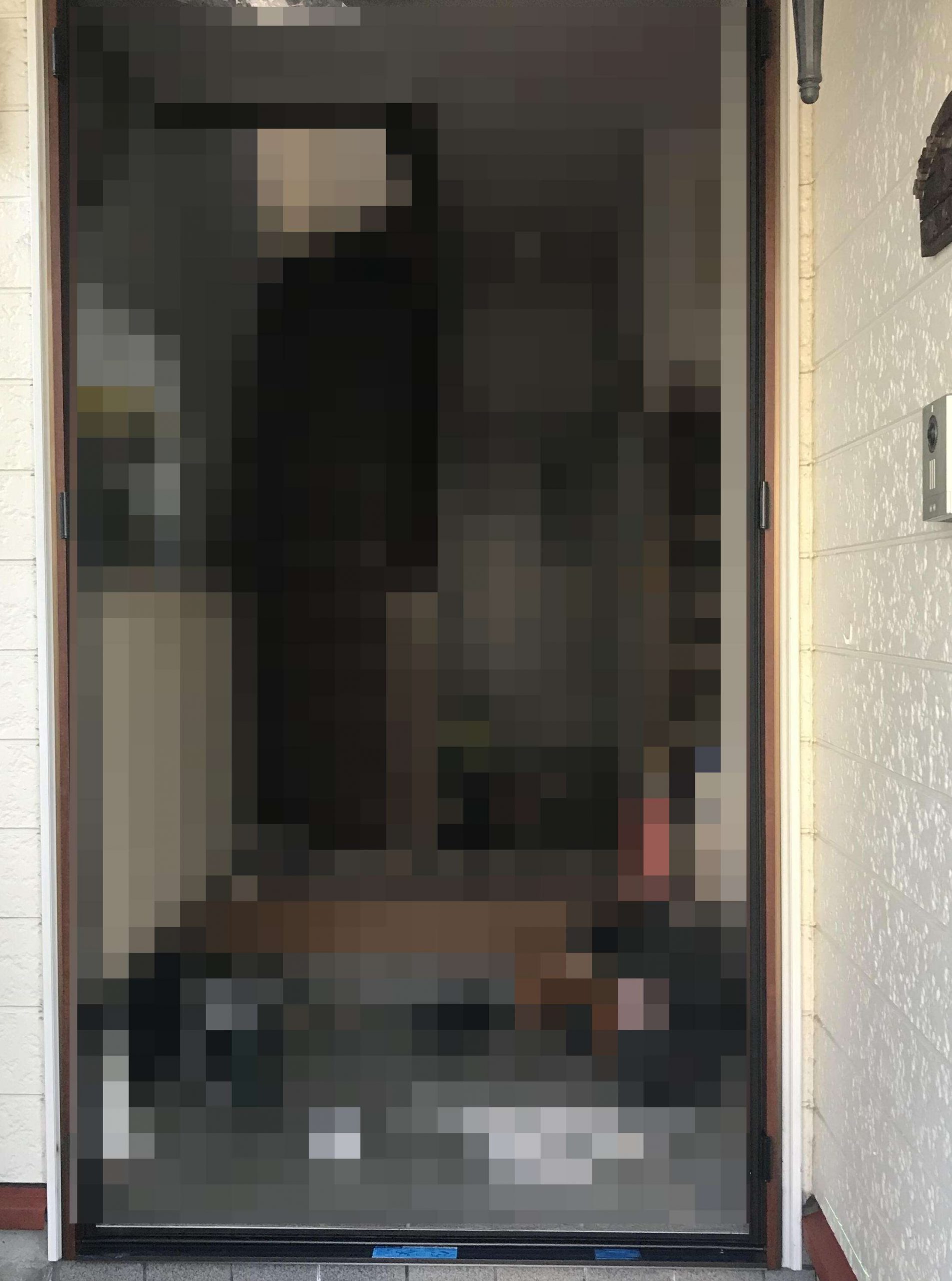 新しいドア枠を固定します