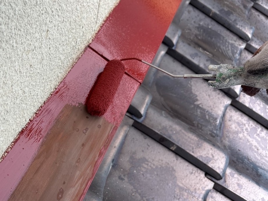 鉄部を保護する錆止め塗装の様子