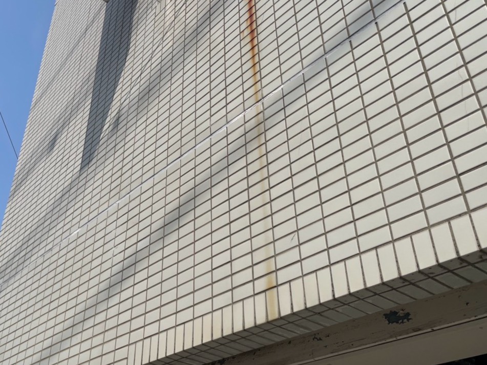 タイル壁の錆汁跡