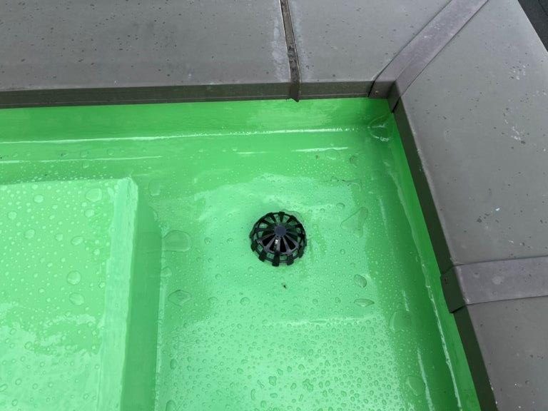 ドレンまわりの仕上げと防水確認