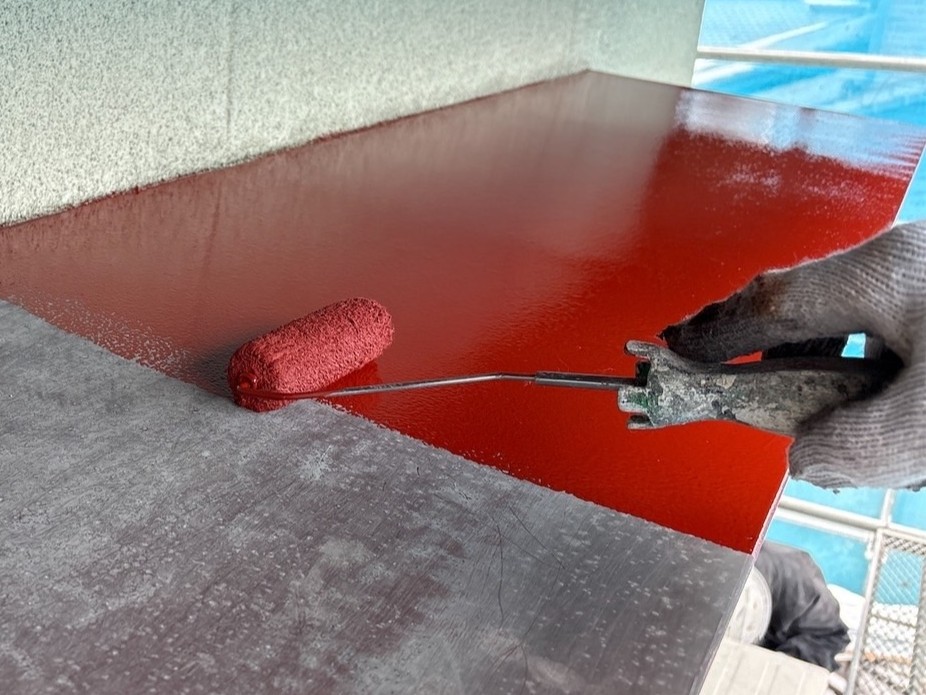 鉄部を保護する錆止め塗装の様子