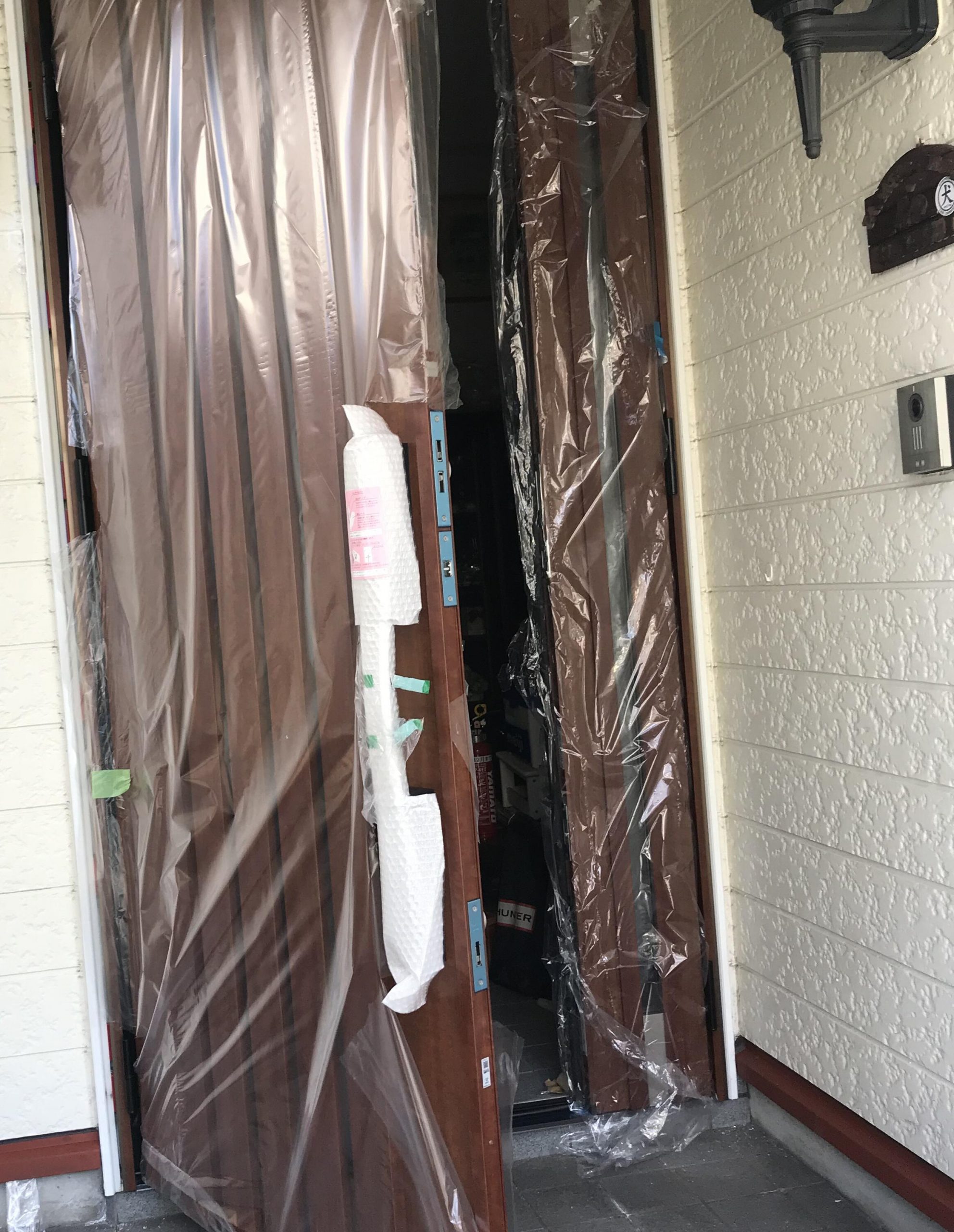 新しい玄関の取り付け