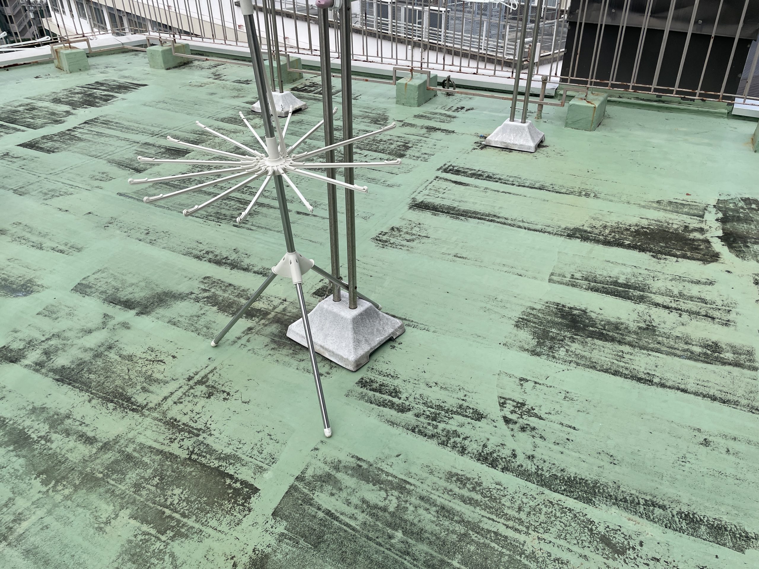 施工前の屋上全体の色褪せ状況