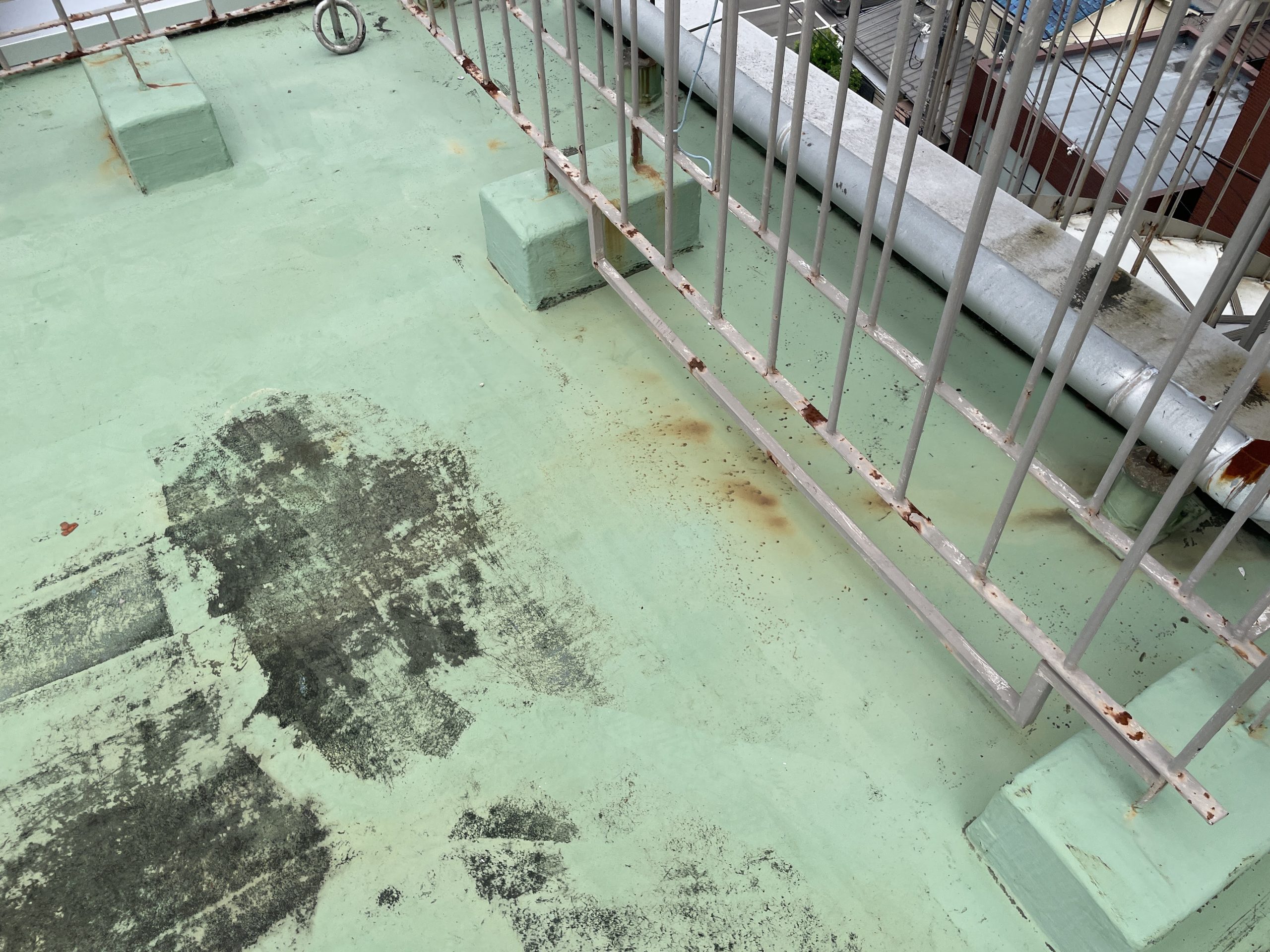施工前の黒ずみが発生している防水層表面