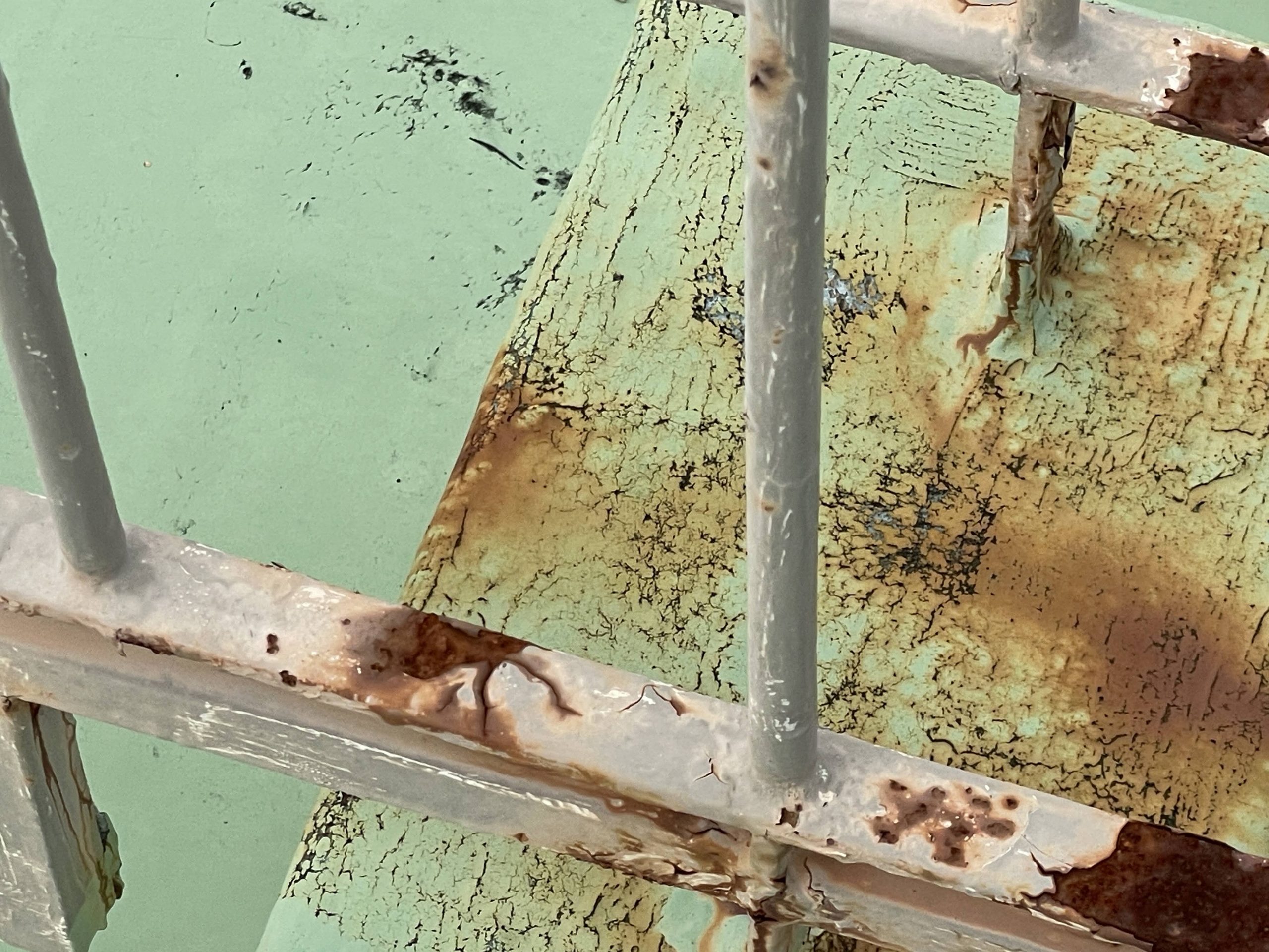 手すり支柱まわりの錆・防水層の変色