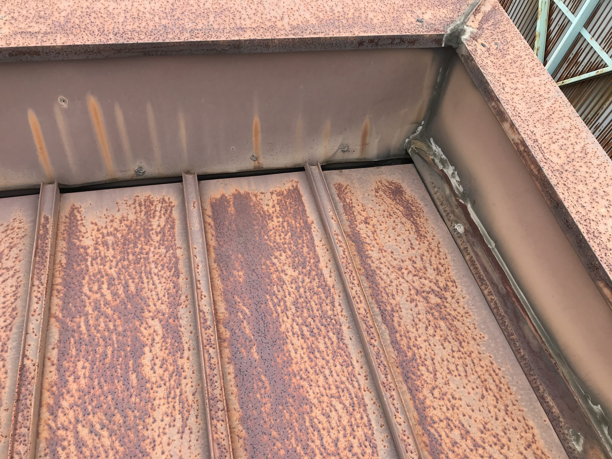 笠木部分の劣化と旧コーキングの疲弊