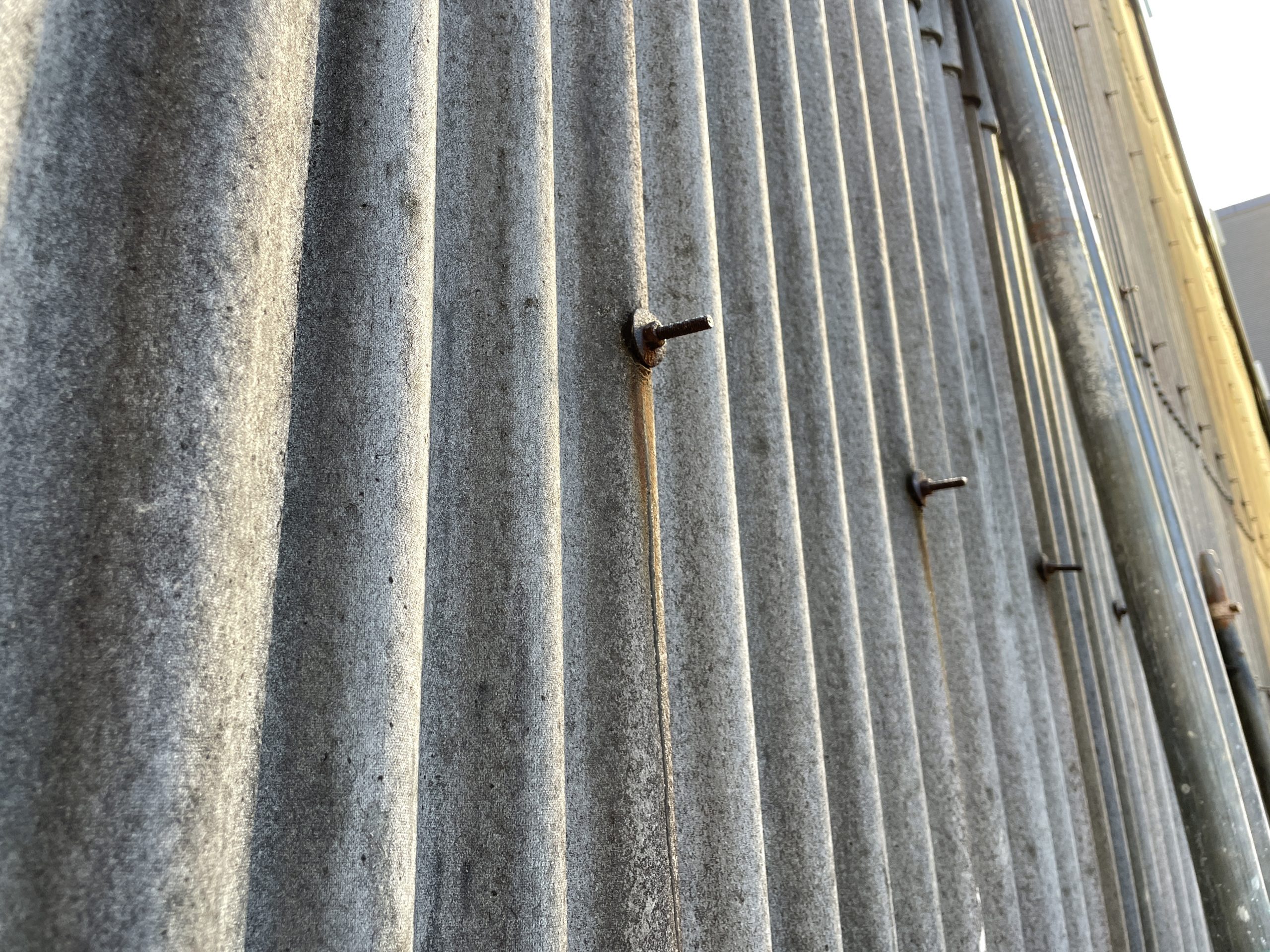 波型スレート外壁の劣化症状