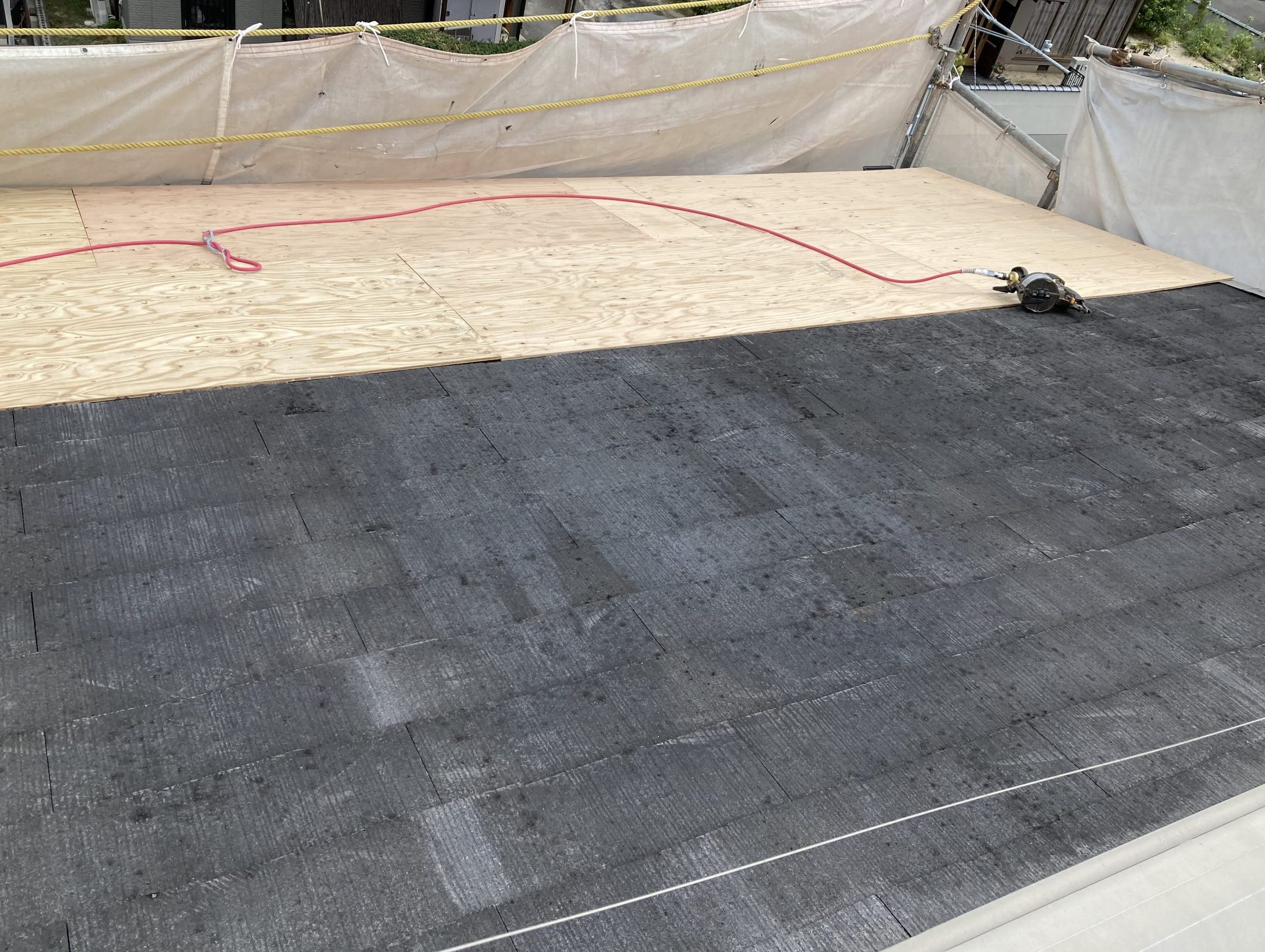 構造合板増し張り作業です