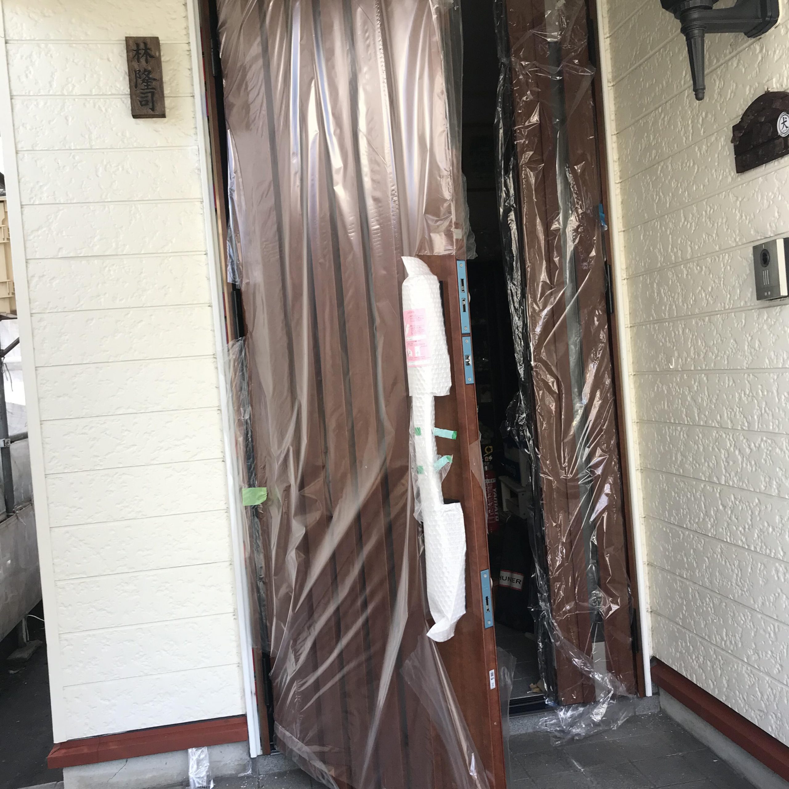 新しい玄関ドアを取り付けます
