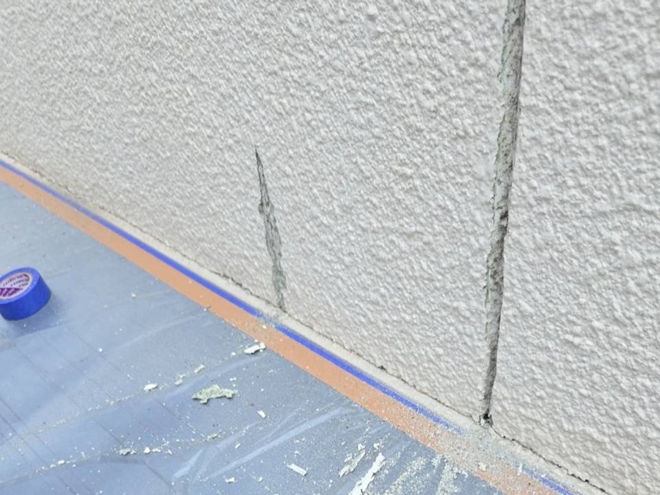 ひび割れ補修を行っていきます