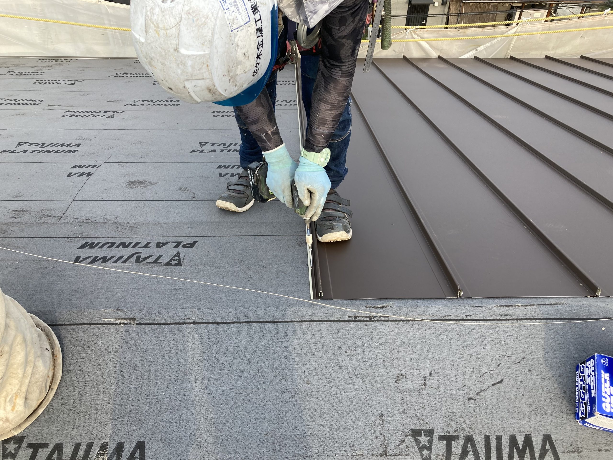 屋根材を施工していきます