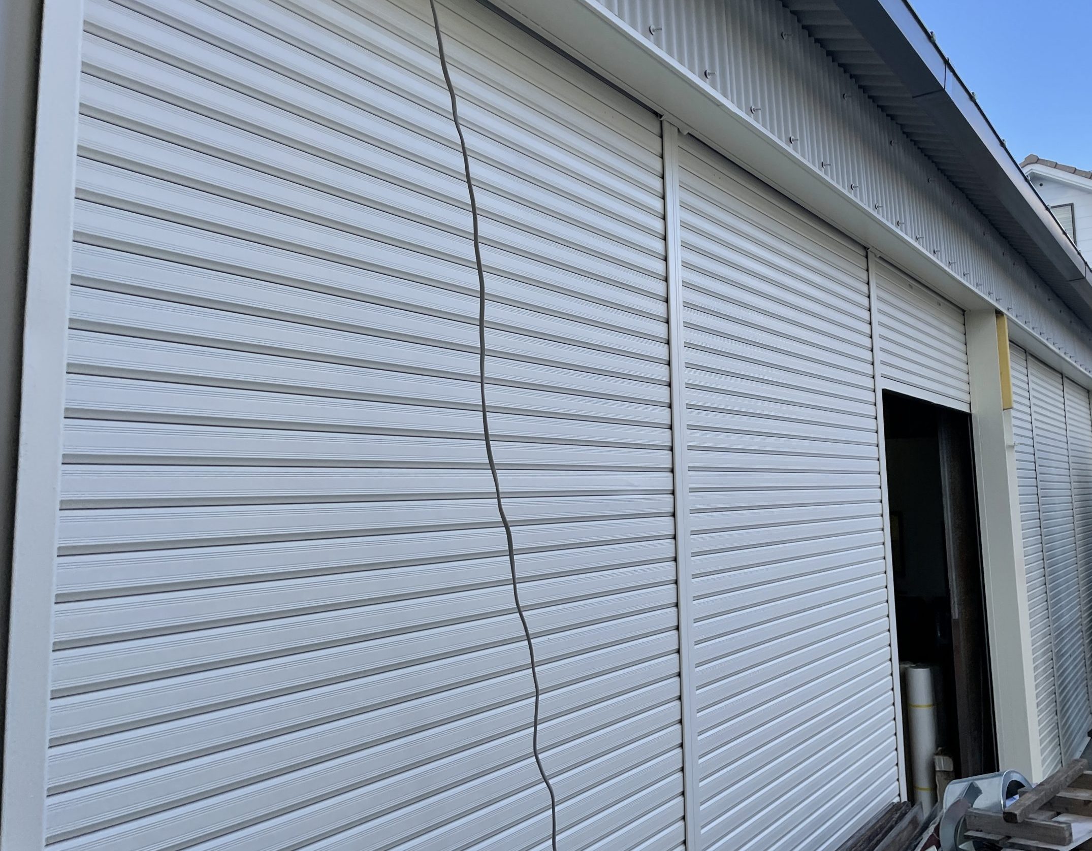 仕上げの塗料を塗布していきます