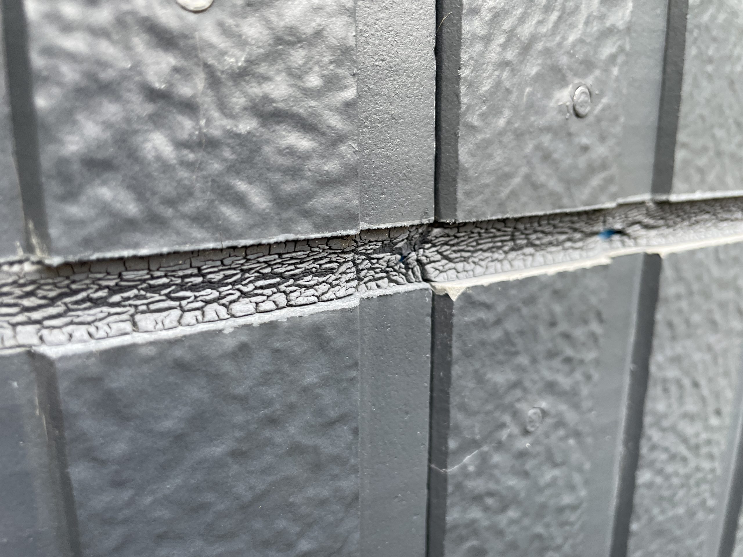 目地シーリングのひび割れ