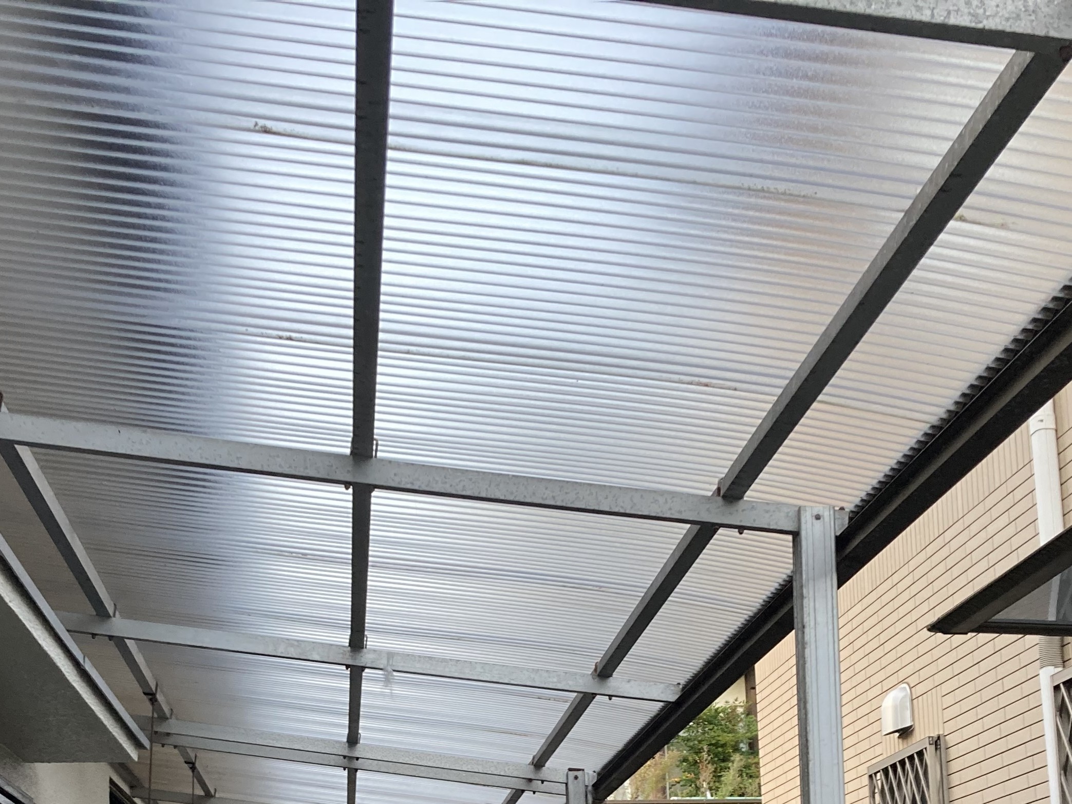 施工前の波板屋根の劣化状況