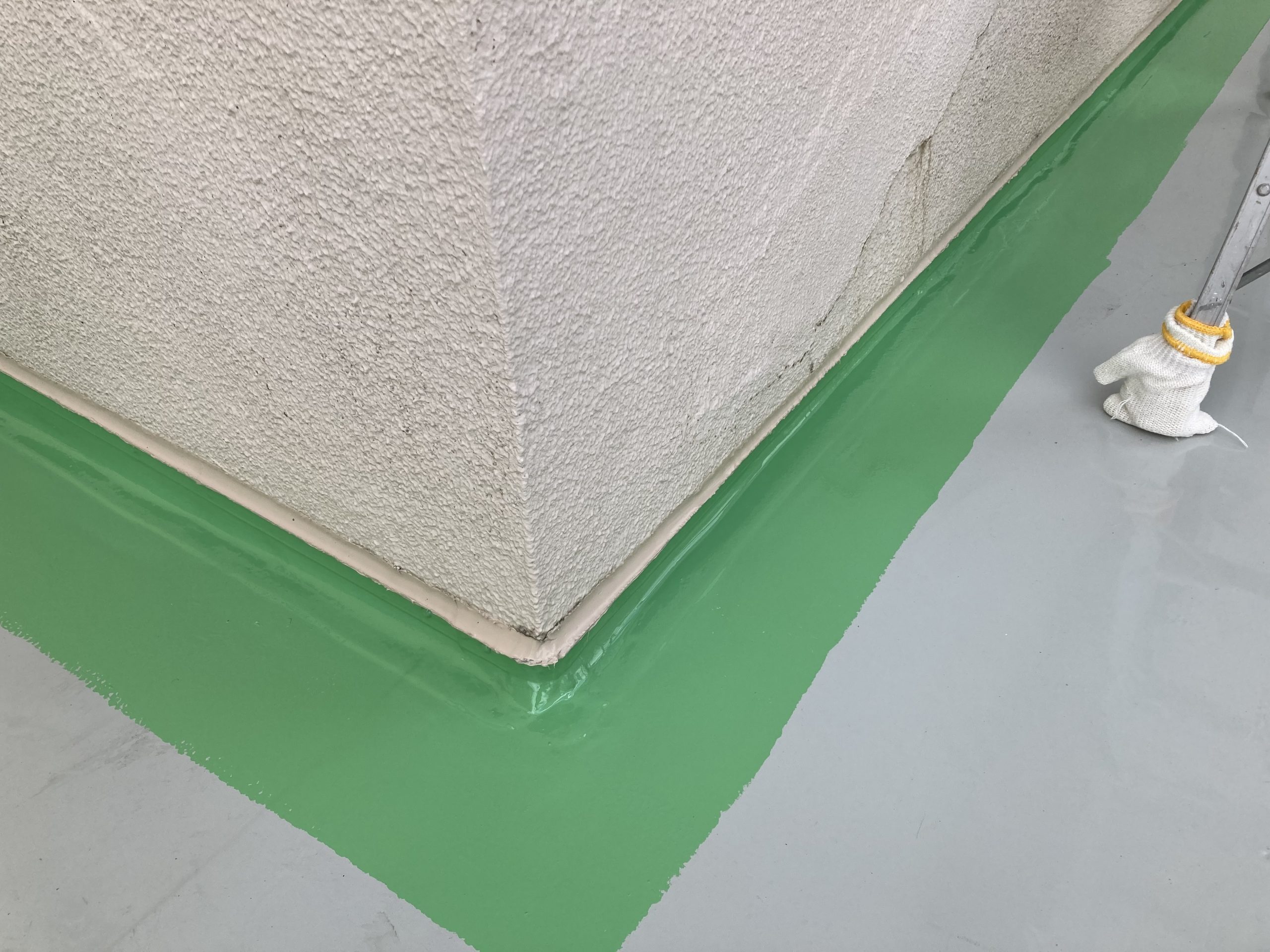 立上り部から充填的に塗布していきます