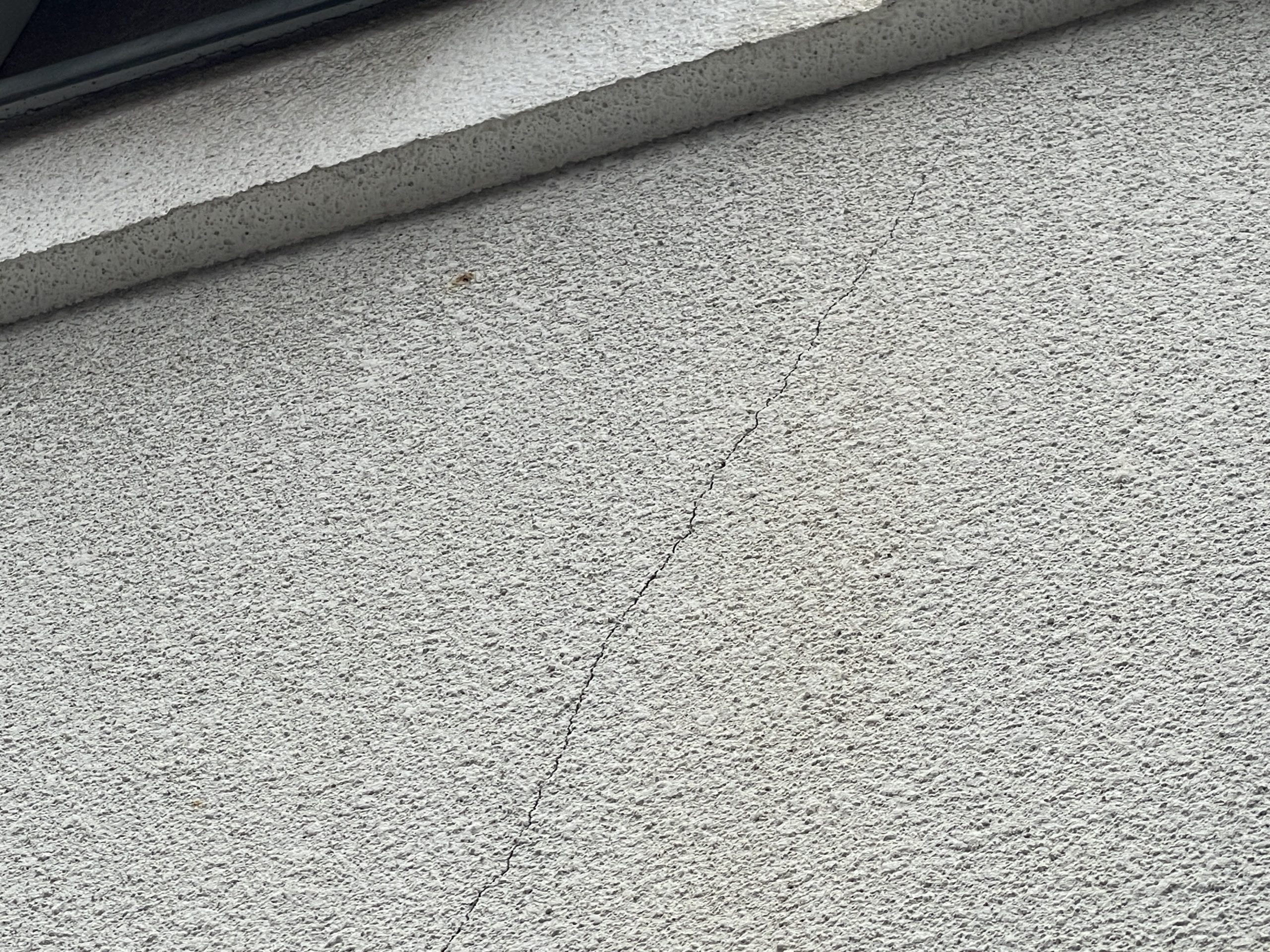 ひび割れが見受けられます