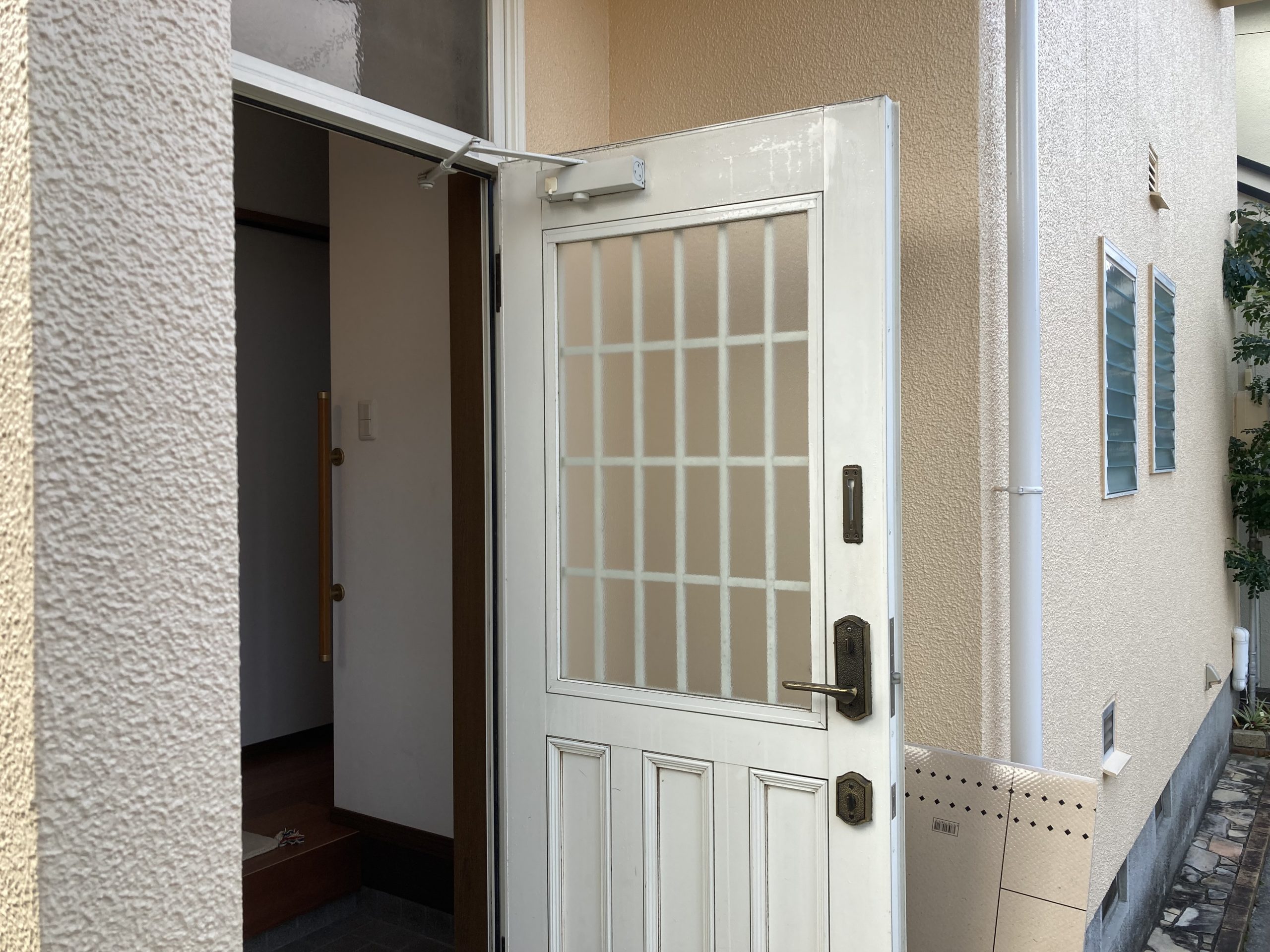 色褪せや塗装剥がれが見られる玄関ドア