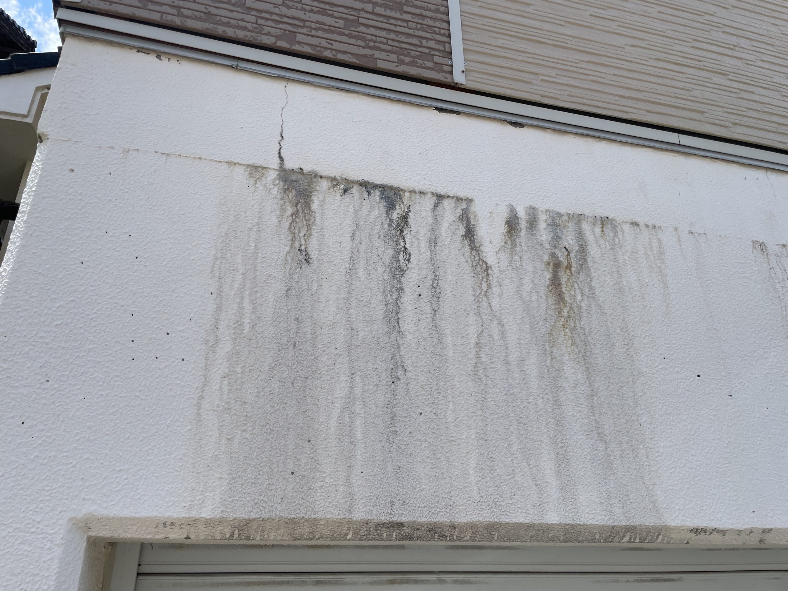 雨だれ汚れやひび割れを確認しました