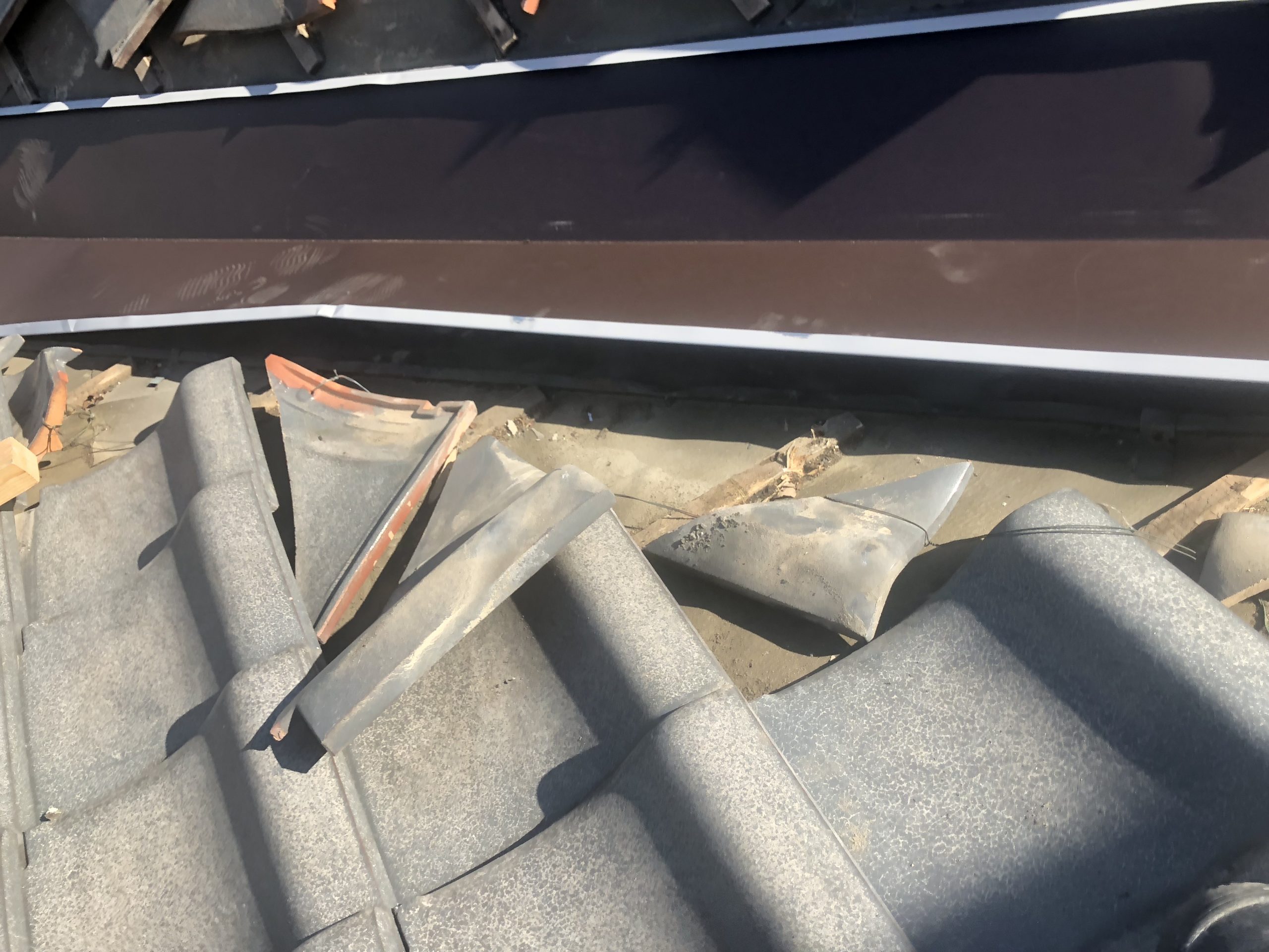 谷板金周辺の瓦を撤去